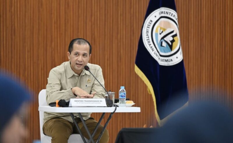 Menteri Transmigrasi memberikan arahan saat memimpin diskusi