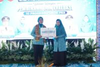 Momen Penyerahan Buku Hasil Rakernas X, Ketua TP PKK Sumsel Dorong Keselarasan Program di OKU Timur