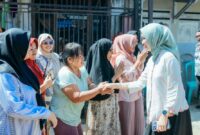 Wakil Gubernur Lampung bersalaman dengan seorang warga  di Kecamatan Telukbetung Utara, Bandar Lampung