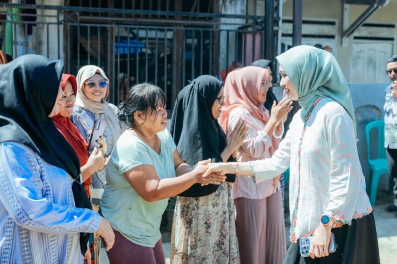 Wakil Gubernur Lampung bersalaman dengan seorang warga di Kecamatan Telukbetung Utara, Bandar Lampung