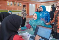 Ketua Tim Penggerak PKK Provinsi Lampung menjalani pemeriksaan tekanan darah di Aula Badan Kepegawaian Daerah (BKD) Provinsi Lampung