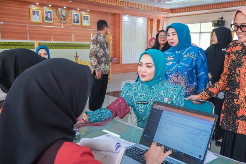 Ketua Tim Penggerak PKK Provinsi Lampung menjalani pemeriksaan tekanan darah di Aula Badan Kepegawaian Daerah (BKD) Provinsi Lampung