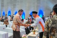 Rahmat Mirzani Djausal bersalaman dengan Ketua Dewan Pembina Srikandi Jaga Desa, Hashim S. Djojohadikusumo, usai pelantikan pengurus Srikandi Jaga Desa se-Indonesia di Jakarta