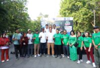 Wali Kota Bekasi berfoto bersama para pengurus organisasi GUNTING dan warga di kawasan Hutan Kota Bekasi