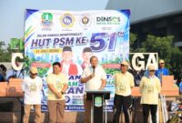 Wali Kota Bekasi menyampaikan sambutan di podium saat menghadiri peringatan HUT ke-51 Pekerja Sosial Masyarakat di Plaza Patriot Candrabhaga