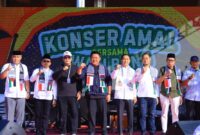 Gubernur Sumatera Selatan melakukan sesi foto bersama Wali Kota Palembang dan jajaran Forkopimda di halaman Kantor DPRD Provinsi Sumatera Selatan