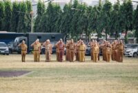 ASN Pemerintah Provinsi Lampung memberikan penghormatan saat Upacara Bulanan Bersama Forkopimda di Lapangan Korpri, Bandar Lampung