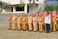 pejabat pimpinan tinggi pratama dan aparatur sipil negara (ASN) di lingkungan Pemerintah Provinsi Lampung berbaris rapi saat mengikuti Upacara Bulanan Bersama Forkopimda Provinsi Lampung di Lapangan Korpri
