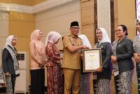 Gubernur Lampung, Rahmat Mirzani Djausal Memberikan piagam penghargaan MURI Kepada Salah Satu peserta  Ikatan Bidan Indonesia (IBI).