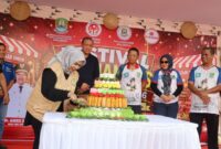 Tri Adhianto menyaksikan prosesi pemotongan tumpeng jajanan pasar tradisional pada pembukaan Festival Jajanan Pasar di Kota Bekasi, Rabu