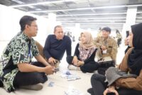 Wali Kota Bekasi  berbincang dengan peserta Job Fair Kota Bekasi 2026 di Mega Bekasi