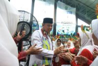 Tri Adhianto menyapa dan berinteraksi langsung dengan para lansia yang berada di tribun penonton saat menghadiri acara Kriyaan Lansia ke-2 di GOR Bang Yan, Stadion Patriot Candrabhaga, Bekasi.