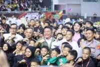 H. Herman Deru  berfoto bersama Kapolda Sumsel Irjen Pol A. Rachmad Wibowo pejabat teras, dan ratusan atlet pencak silat cilik usai pembukaan Kejuaraan Pencak Silat Kapolda Cup II Sumsel Tahun 2026 di GOR Dempo, Jakabaring