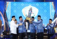 Banten Achmad Dimyati Natakusumah menyerahkan langsung Piala Bergilir Gubernur Banten kepada Bupati Tangerang Moch Maesyal Rasyid