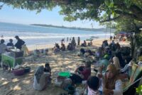 Sejumlah wisatawan menikmati liburan di kawasan Pantai Anyer, Banten