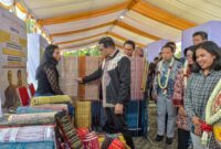 Teuku Riefky Harsya meninjau stan kerajinan kain tenun lokal di sela-sela perhelatan opera Tona Sian Huta di Gedung Jetun Silangit, Tapanuli Utara, Sumatera Utara