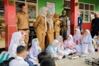 Jihan Nurlela menyapa dan berdialog langsung dengan para siswa yang tengah mengikuti Program Makan Bergizi Gratis (MBG) di SD Negeri 01 Ketapang