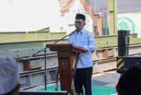 Andra Soni memberikan sambutan saat menghadiri upacara Pemasangan Tiang Pancang Pembangunan Masjid Al Mubarokah di Kelurahan Gaga, Kecamatan Larangan