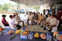 Menteri Transmigrasi berbincang dengan pengelola Edo Farm, jajaran kemenntrian, dan perwakilan pemerintah daerah saat melakukan kunjungan kerja di Sentul