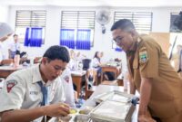 Gubernur Banten berbincang dengan seorang siswa di dalam ruang kelas pada hari pertama Masa Pengenalan Lingkungan Sekolah (MPLS) di SMAN 12 Kota Tangerang