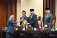 H. Cik Ujang menyaksikan secara langsung prosesi penyerahan berkas Laporan Hasil Kerja Panitia Khusus Optimalisasi Pendapatan Daerah dalam Rapat Paripurna ke-38 DPRD Provinsi Sumsel