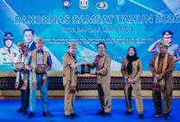 Sekdaprov Lampung mewakili Gubernur Lampung menerima cendera mata dari Direktur Jenderal Bina Keuangan Daerah Kementerian Dalam Negeri pada pembukaan Rapat Koordinasi Nasional (Rakornas) Samsat Tahun 2026 di Ballroom Hotel Novotel, Bandar Lampung