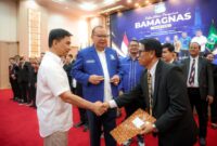 Achmad Dimyati Natakusumah memberikan ucapan selamat kepada Ketua DPW Bamagnas Banten Pendeta Hani F. 