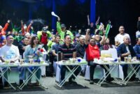AHY bersama ratusan pengemudi ojek online dan tamu undangan menyaksikan pertandingan semifinal Piala Dunia 2026 antara Spanyol dan Prancis saat acara nonton bareng di Kawasan Parkir Timur Gelora Bung Karno (GBK), Jakarta