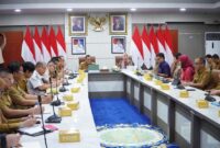 Jajaran perangkat daerah Pemprov Sumsel menyimak paparan dalam Diskusi Kajian Studi Lobbying Politik dan Regulasi yang dipimpin Sekda Sumsel bersama Direktorat Monitoring KPK RI di Ruang Rapat Bina Praja, Palembang