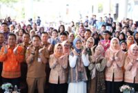 Ketua Dekranasda Provinsi Sumatera Selatan melakukan sesi foto bersama dengan ratusan peserta usai membuka Pelatihan Seni Membatik Era Baru di Palembang