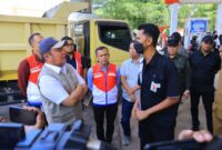 Gubernur Sumatera Selatan mendengarkan penjelasan dari petugas pengelola SPBU saat meninjau langsung kondisi pelayanan Biosolar di Palembang