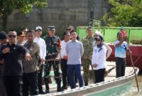 Wakil Presiden RI didampingi Bupati Lampung Timur dan jajaran Forkopimda berdiri di atas perahu saat menyusuri aliran Way Bungur, Kabupaten Lampung Timur