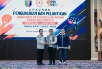 Sekretaris Daerah Provinsi Lampung menyerahkan plakat penghargaan didampingi pengurus pusat PBPI dalam upacara Pengukuhan dan Pelantikan Pengurus Perkumpulan Besar Padel Indonesia (PBPI) Provinsi Lampung masa bakti 2025-2029 di Balai Keratun