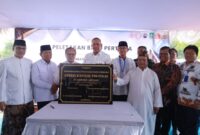 Wali Kota Bekasi menunjukkan prasasti yang telah ditandatangani bersama tokoh agama dan Dirjen Bimas Katolik Kemenag RI