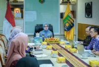 Wakil Gubernur Lampung memimpin Rapat Tim Percepatan Penanggulangan Tuberkulosis (TP2TB) Provinsi Lampung secara virtual dari Ruang Kerja Wakil Gubernur, Kamis (16/7/2026)
