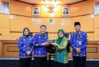 Deden Apriandhi berfoto bersama peserta usai membuka kegiatan Pra SAKIP Provinsi Banten Tahun 2026 di Aula Bappeda Provinsi Banten, Kota Serang