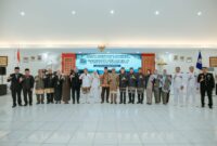 Gubernur Lampung berfoto bersama Bupati Pesawaran dan jajaran pemerintah usai Rapat Paripurna Istimewa Hari Jadi ke-19 Kabupaten Pesawaran di Gedung Serba Guna (GSG) Pemerintah Kabupaten Pesawaran, Jumat (17/7/2026)