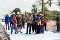 Gubernur Lampung berbincang dengan jajaran Dinas Bina Marga dan Bina Konstruksi (BMBK) saat meninjau progres perbaikan Jalan Provinsi ruas Gunung Sugih - Kota Gajah, Kabupaten Lampung Tengah, Jumat (17/7/2026)