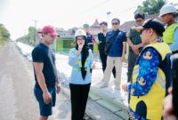 Wakil Gubernur Lampung didampingi jajaran meninjau kondisi saluran drainase di sekitar lokasi pembangunan ruas jalan Wates–Metro, Kabupaten Lampung Tengah, Jumat (17/7/2026)