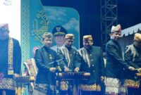 Sekdaprov Lampung bersama Jajaran pejabat menabuh alat musik tradisional Lampung sebagai penanda dibukanya secara resmi Bandar Lampung Expo 2026, Jumat malam (17/7/2026)