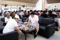 Wagub Banten Dimyati Natakusumah, berbaur dan bermain catur bersama para peserta.