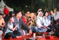 Gubernur Banten Andra Soni  berbaur santai dengan warga.