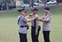 Kapolda Banten Irjen Pol Hengki secara simbolis menyematkan tanda pangkat siswa kepada perwakilan peserta didik dalam Upacara Pembukaan Pembentukan Bintara Polri Berkemampuan SPKT T.A 2026