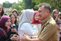 Abdul Harris Bobihoe tersenyum ramah saat berinteraksi dan menyapa para siswa di sela-sela kegiatan Masa Pengenalan Lingkungan Sekolah di SMAN 10 Bekasi