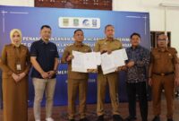 Wali Kota Bekasi bersama jajaran Pemerintah Kota Bekasi dan Pemerintah Kabupaten Bekasi menunjukkan dokumen Acara Serah Terima aset dan wilayah layanan Perumda Tirta Bhagasasi kepada Perumda Air Minum Tirta Patriot di Pendopo Wali Kota Bekasi
