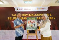 Sekretaris UMY dan Kepala Subdirektorat Humas dan Media melakukan launching majalah UMY Magz edisi ke-7