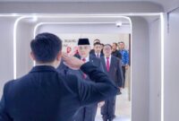 Ossy Dermawan membalas penghormatan setibanya di lokasi Pelantikan dan Pengambilan Sumpah/Janji Jabatan Pejabat Struktural di Aula Prona Kementerian ATR/BPN