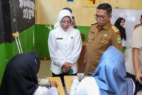 Gubernur Andra Soni berinteraksi langsung dengan siswa SMK Nurul Huda Baros
