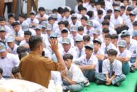 Para siswa mendengarkan dengan seksama penyampaian pesan dari Gubernur