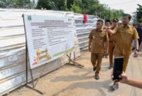 Gubernur Banten meninjau progres pembangunan Jembatan Piano di Desa Mekarsari, Kecamatan Carenang, Kabupaten Serang, Selasa (21/7/2026)